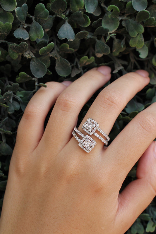 Anillo Plateado Formal con Zirconias