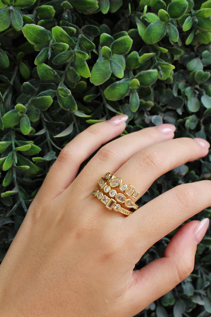 Anillo Dorado Triple con Zirconias Irregulares