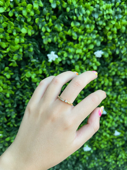 Anillo Dorado Delgadito con Zirconias y Circulo