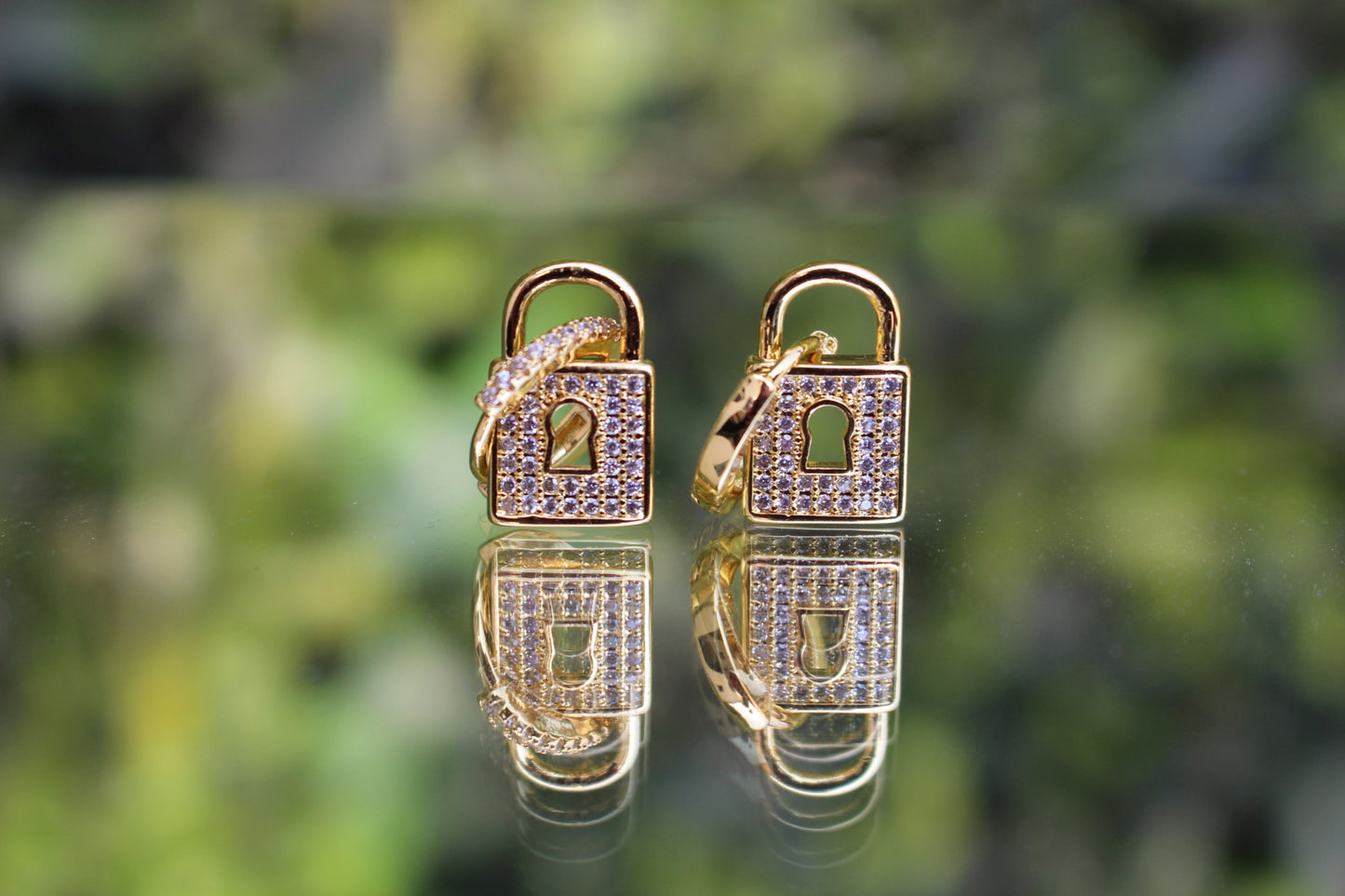 Aretes Dorados Candados con Zirconias