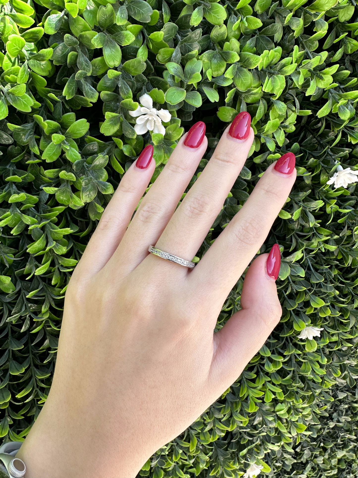 Anillo Plateado Delgadito con Zirconias