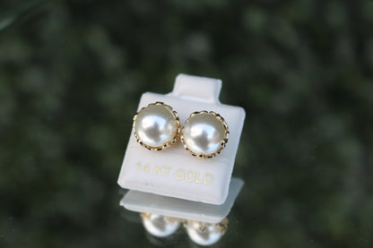 Studs Dorados con Perla
