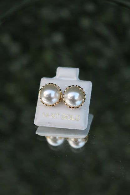 Studs Dorados con Perla
