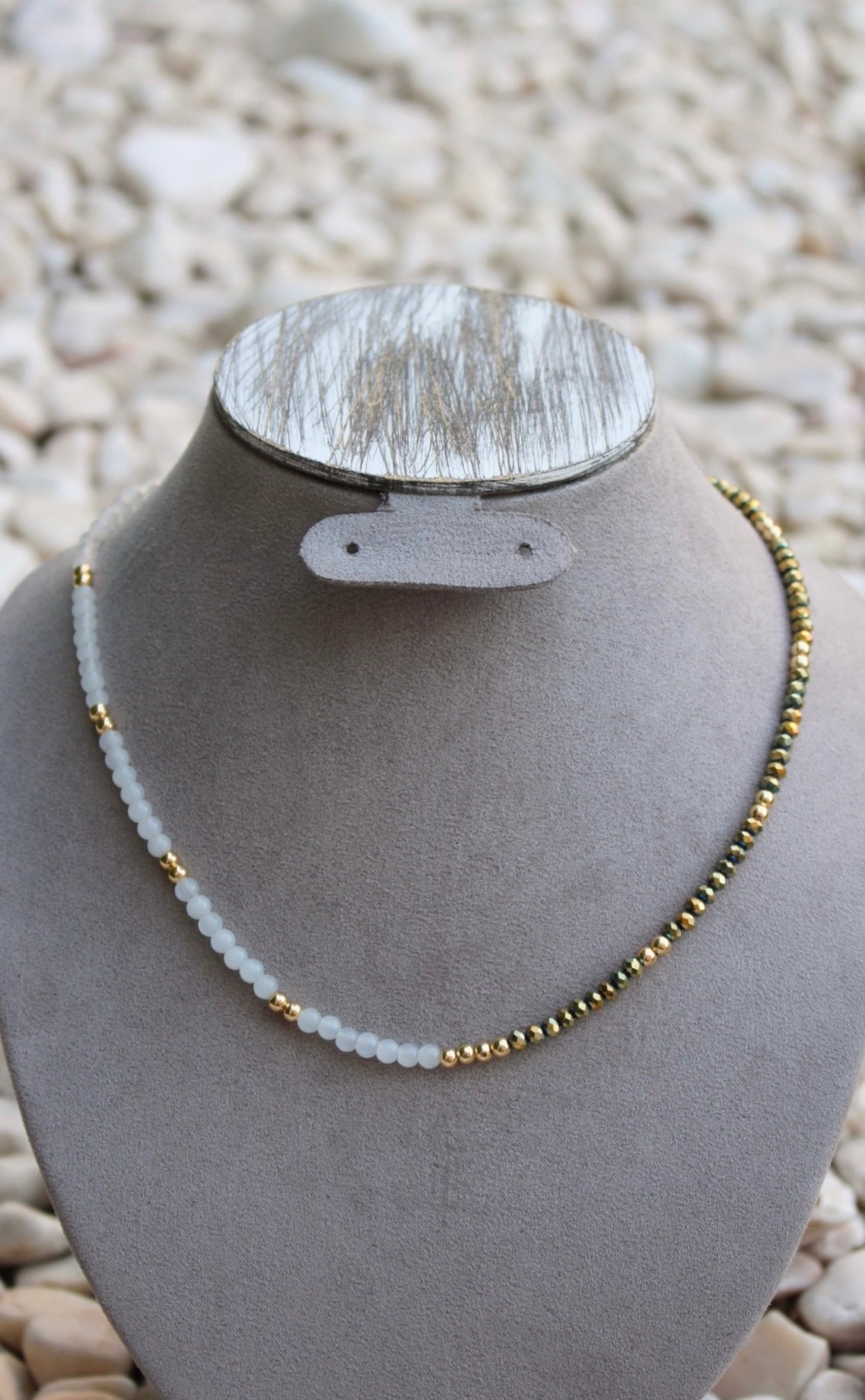 Collar Mitad Piedras Blancas Mitad Tornasol