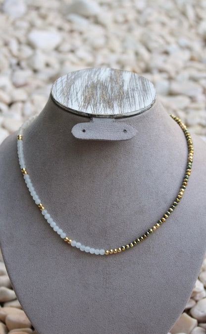 Collar Mitad Piedras Blancas Mitad Tornasol