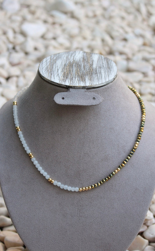 Collar Mitad Piedras Blancas Mitad Tornasol