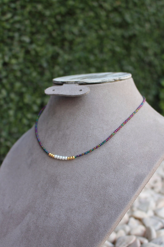 Collar Tornasol con Perlas en Medio