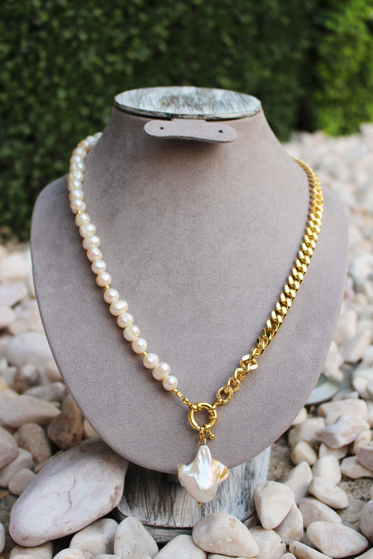 Collar Dorado con Perlas y Piedra