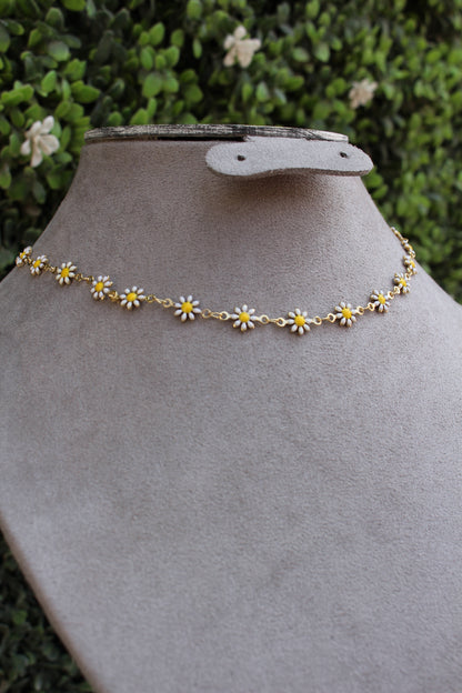 Chocker Dorado Flores Blancas