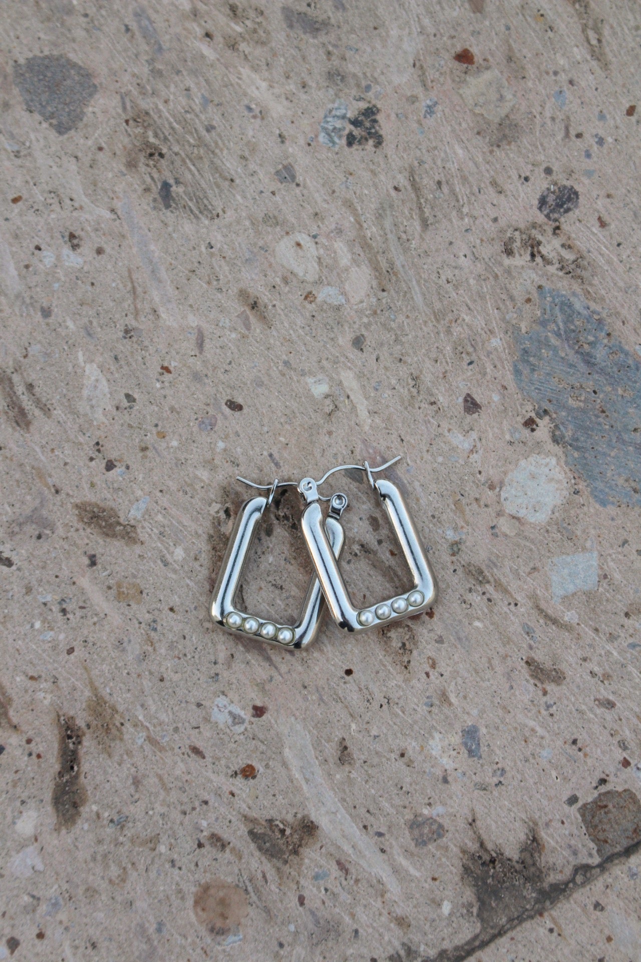 Arracadas Cuadradas Plateadas con 4 Perlas