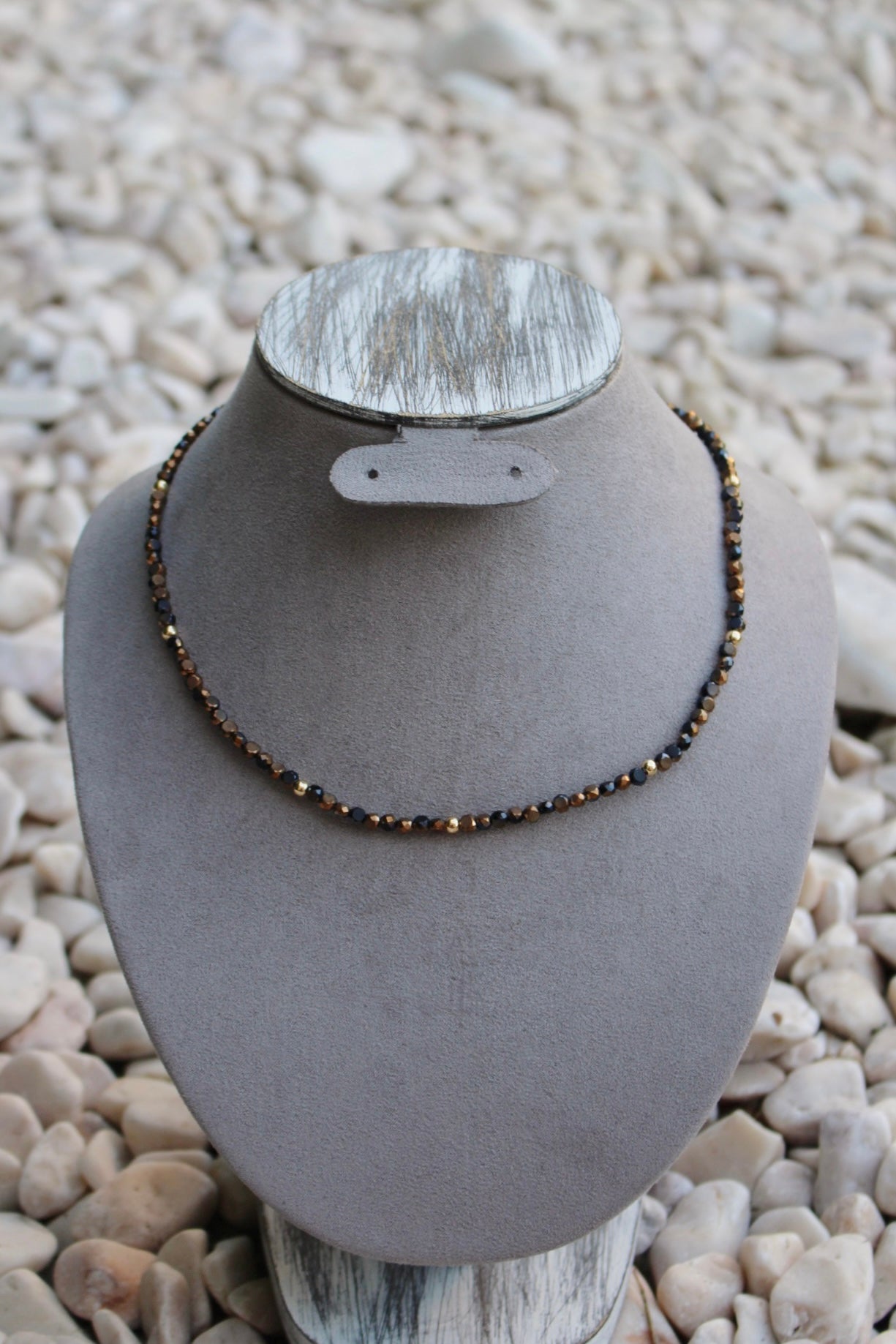 Collar Delgado Piedras Café y Negro