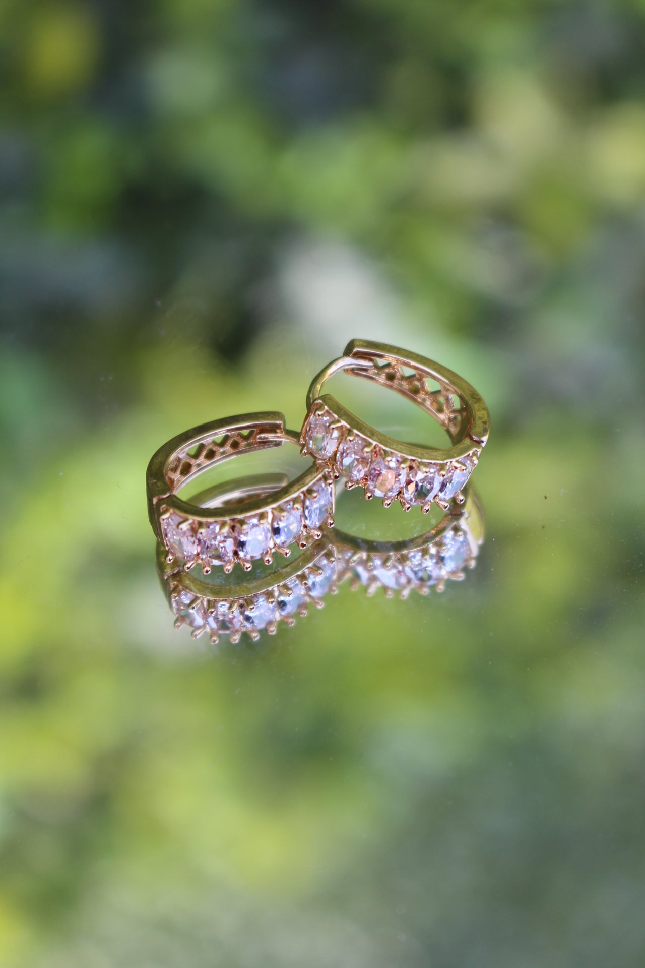 Huggies Pequeños Dorados con Zirconias Plateadas