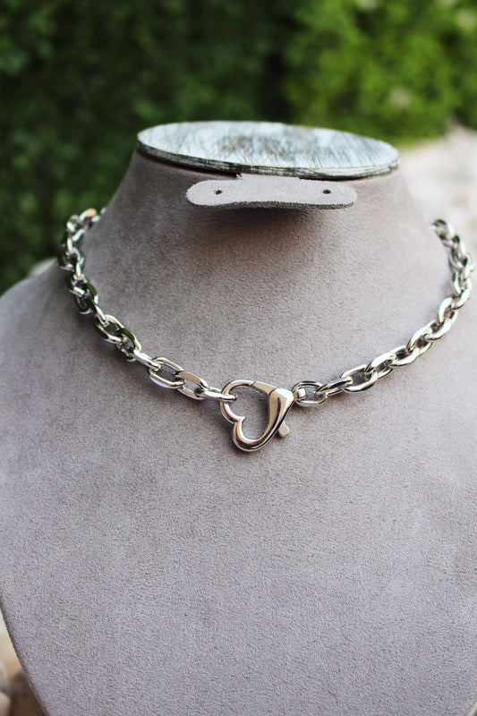 Collar Plateado con Broche Corazón