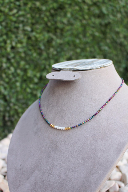 Collar Tornasol con Perlas en Medio