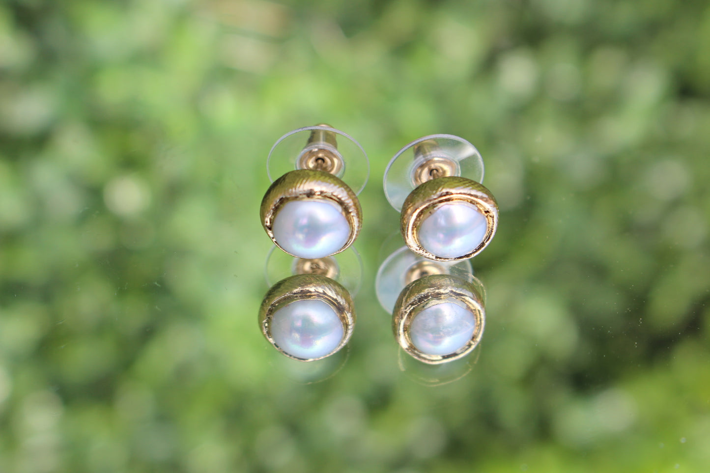Mini Aretes Dorados con Perla