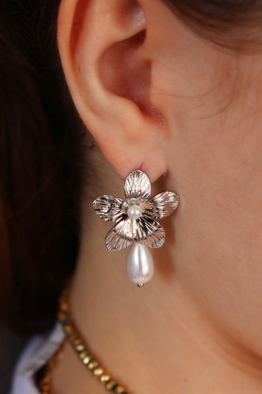 Aretes Flor Plateada con Perla Colgante