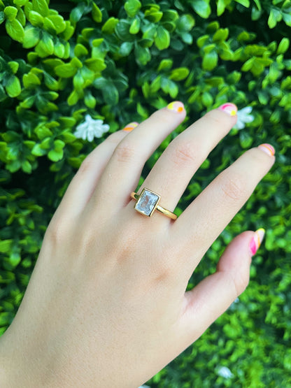 Anillo Dorado Piedra Plateada