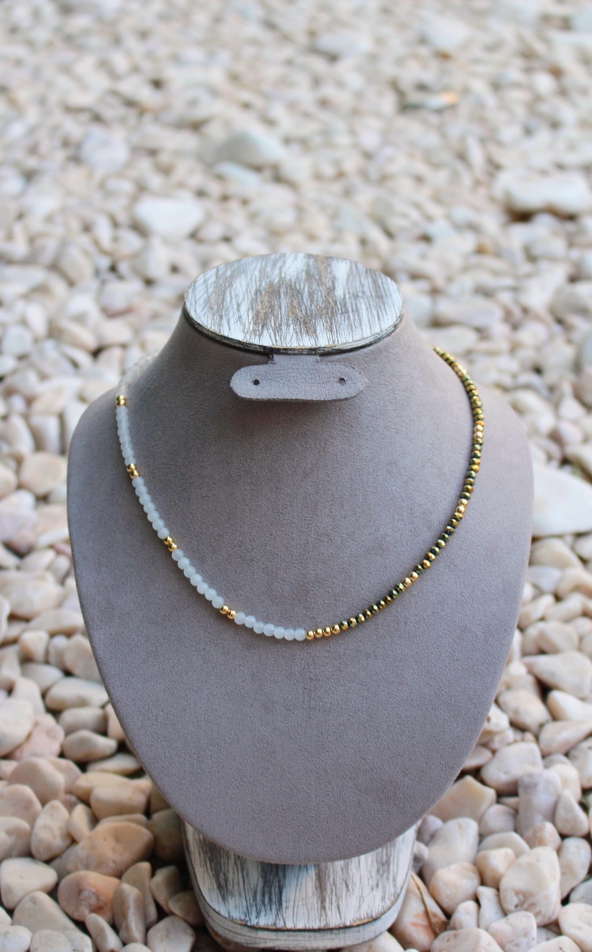 Collar Mitad Piedras Blancas Mitad Tornasol