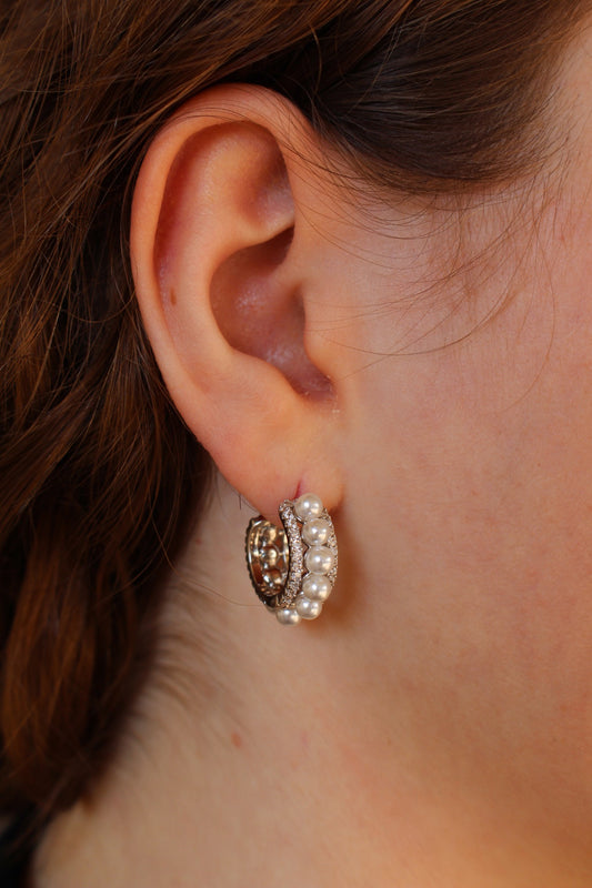 Aretes Plateados con Línea de Perlas