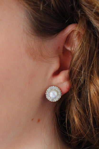 Aretes Studs Pequeños Plateados con Perla