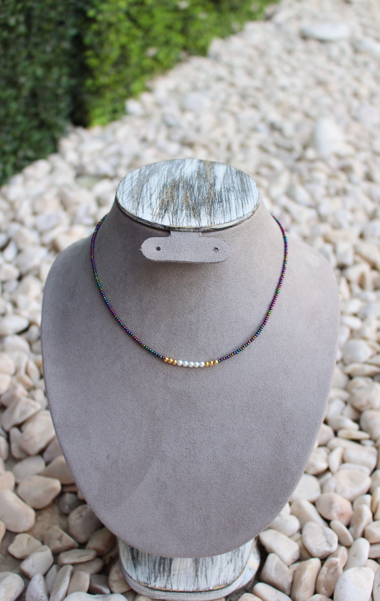 Collar Tornasol con Perlas en Medio