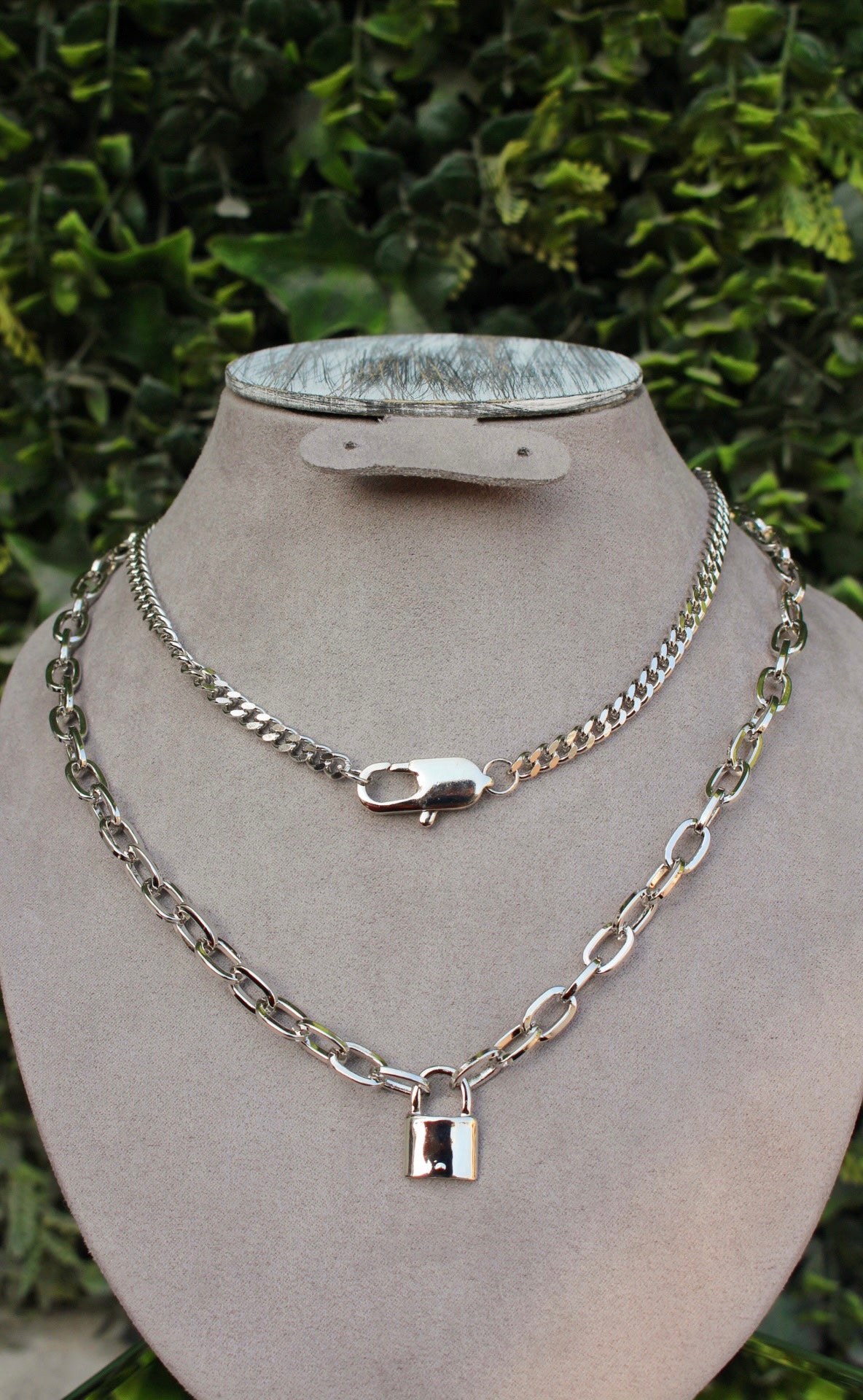 Collar Plateado Layering con Candado