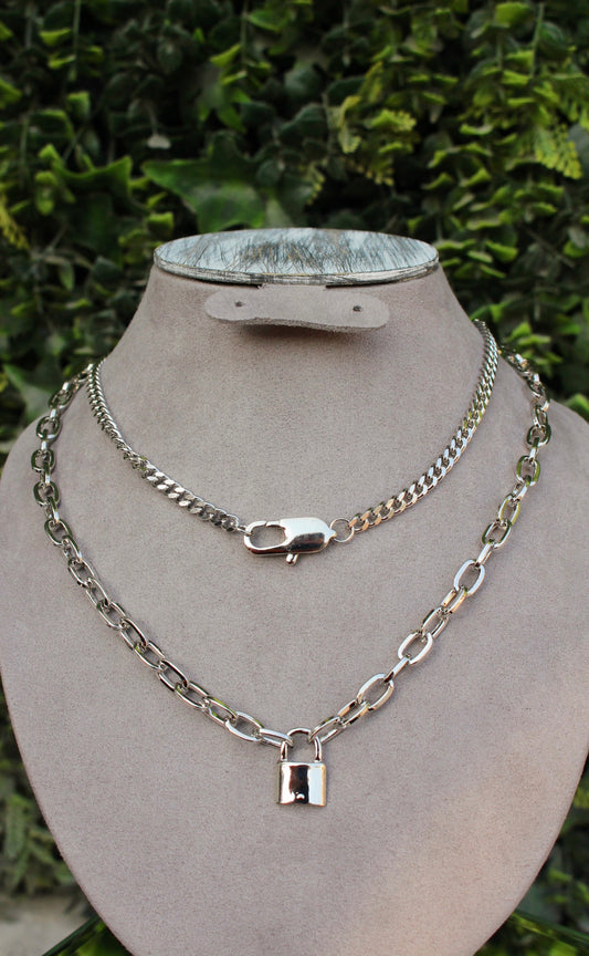 Collar Plateado Layering con Candado