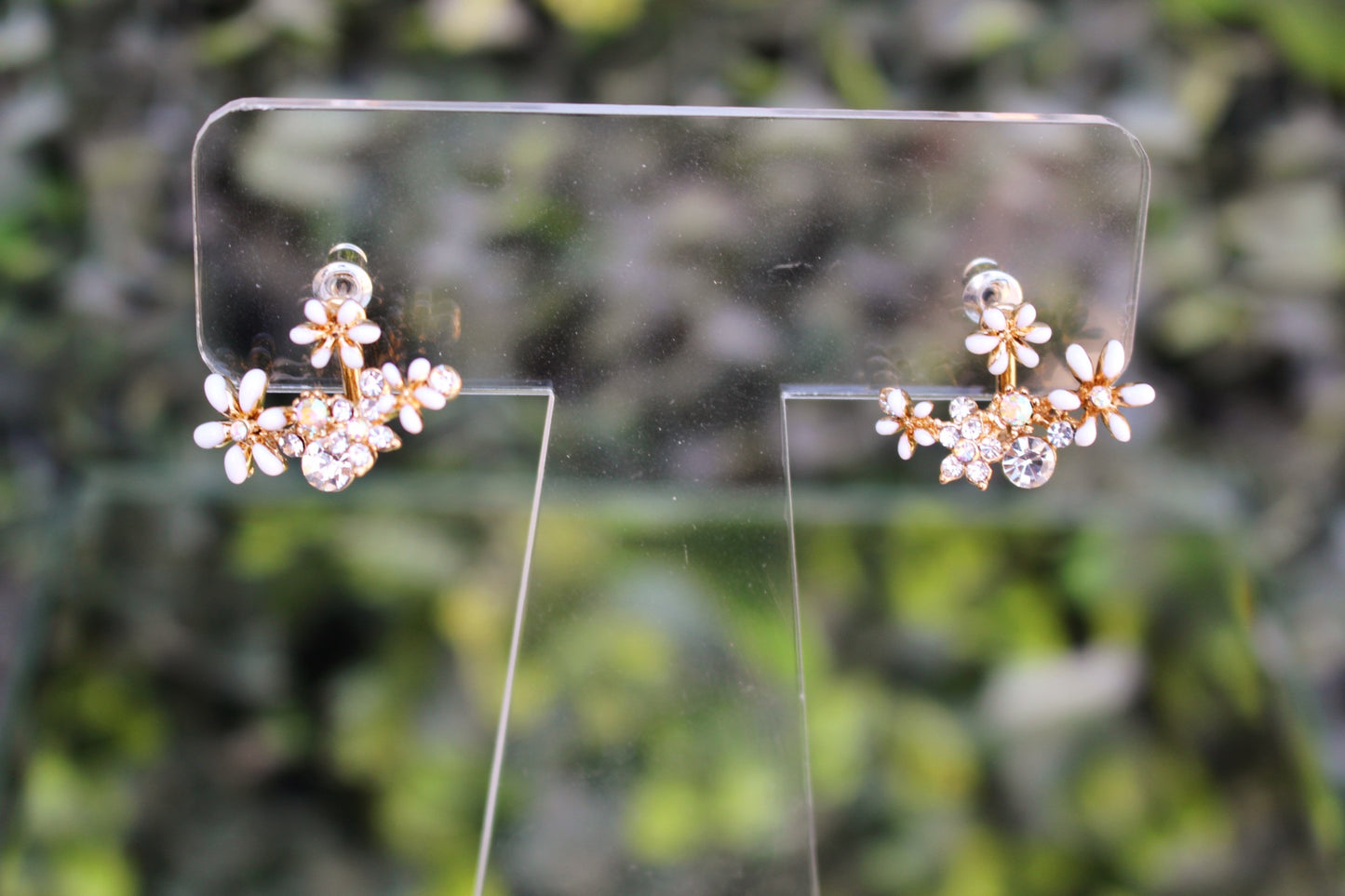 Aretes Dorados con Flores Blancas Colgando