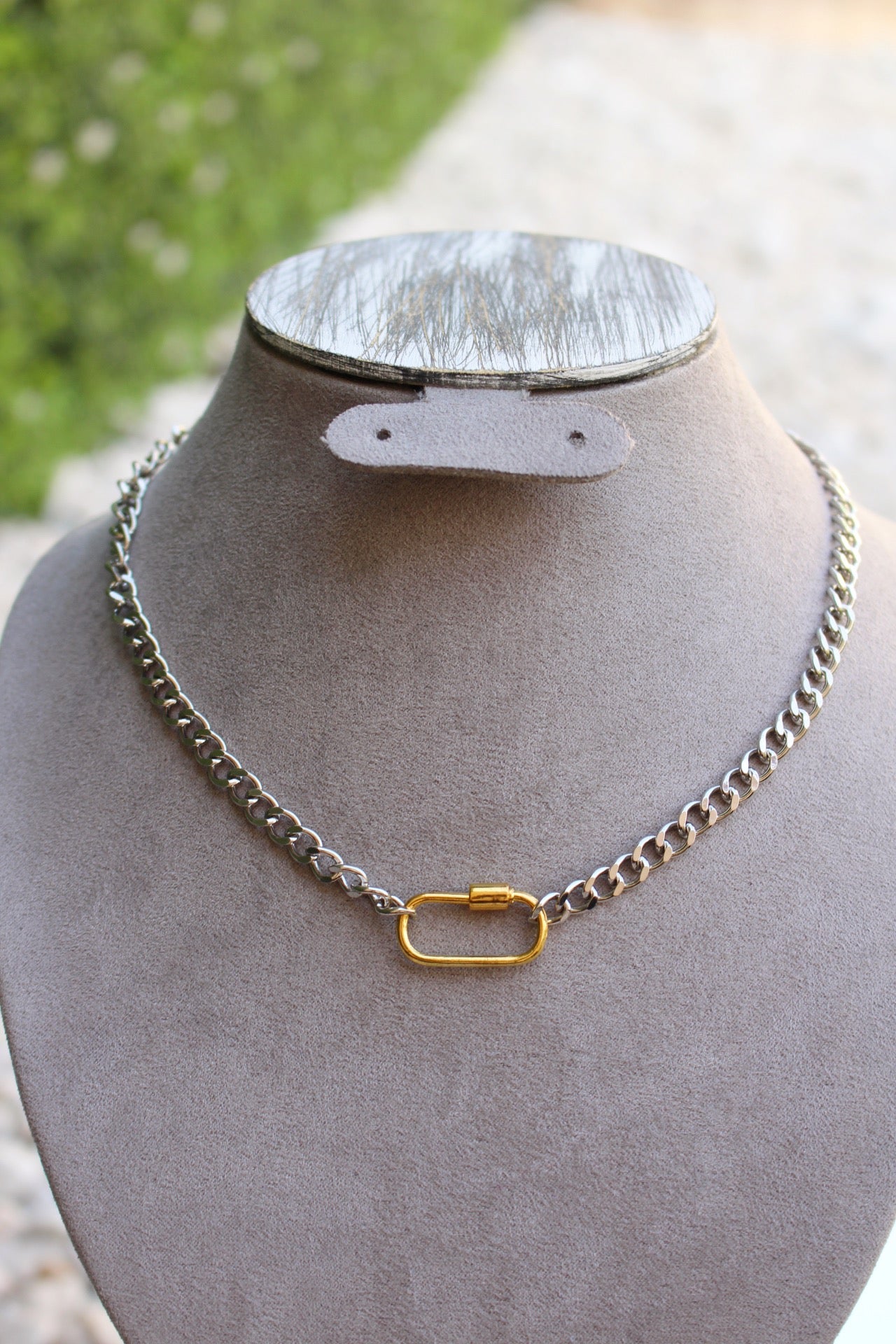 Collar Plateado Circulo Dorado