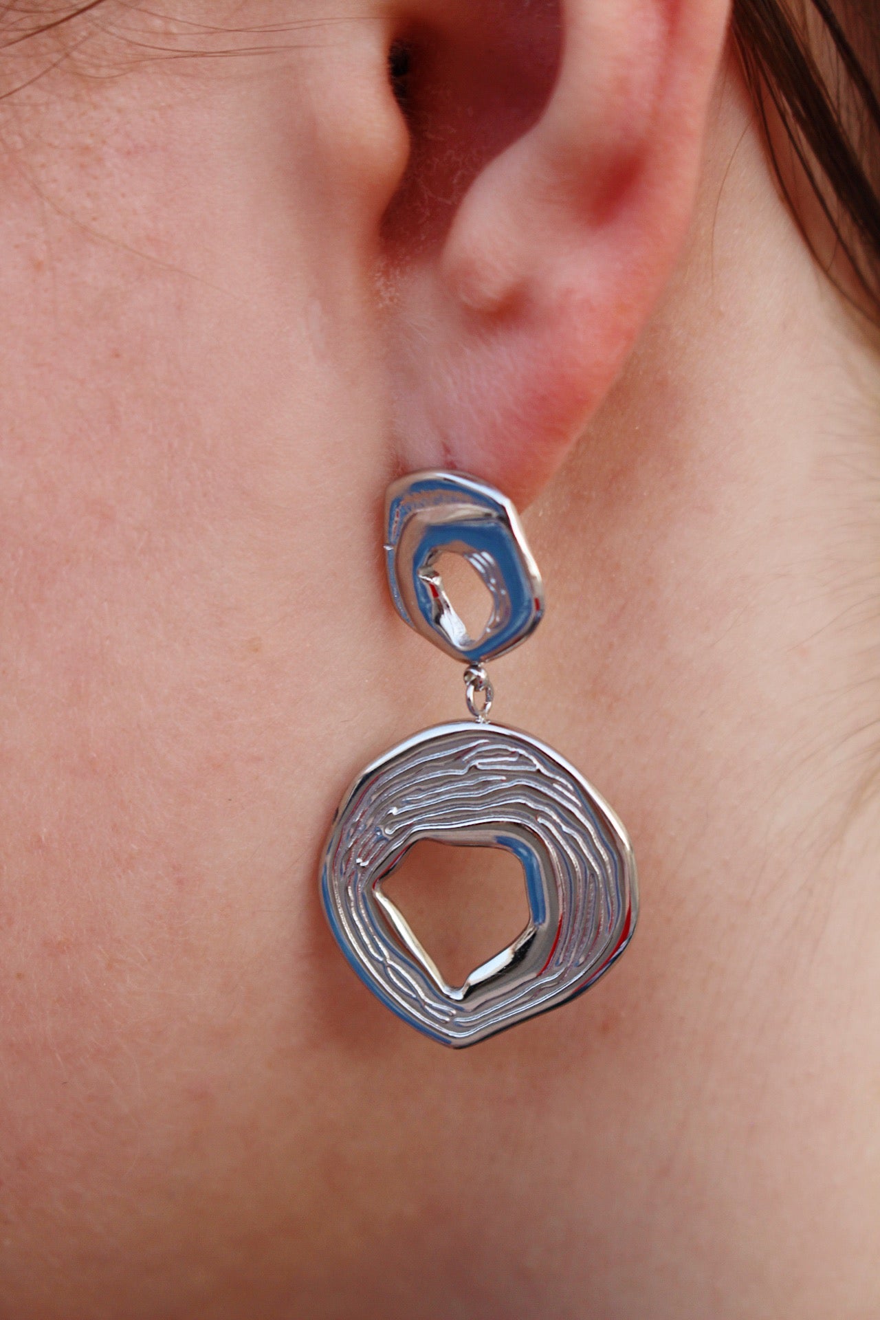 Aretes Colgantes Círculos Plateados